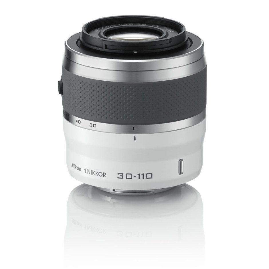 Nikon серебристый Nikkor 30-110mm Kit на красивом фоне