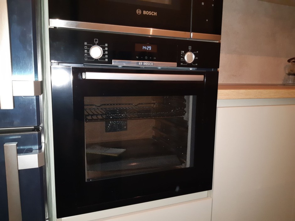 Духовой шкаф Bosch hbg516bb0r