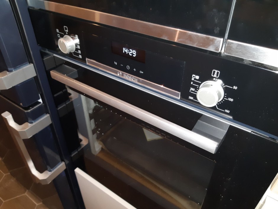 Духовой шкаф Bosch hbg337yb0r