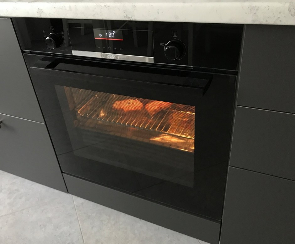 Духовой шкаф встраиваемый Bosch hbg517bb0r черный