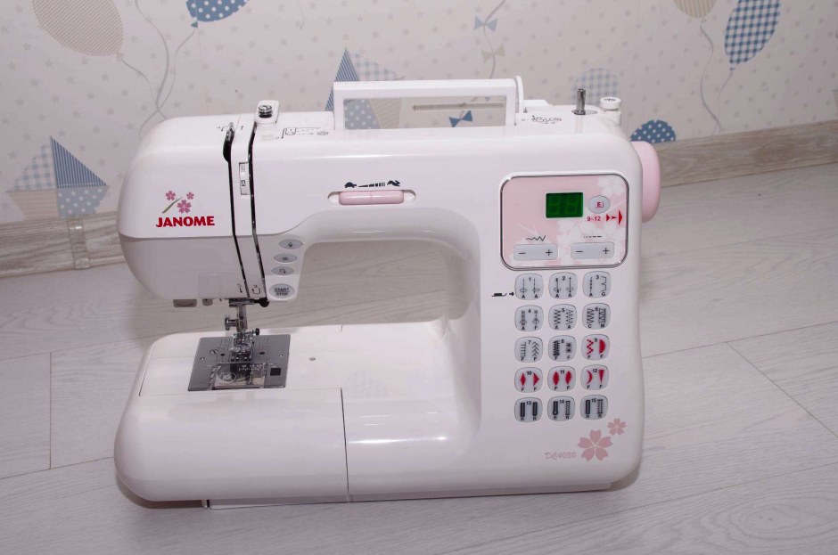 Швейная машина Janome DC 4030 (С жестким чехлом)